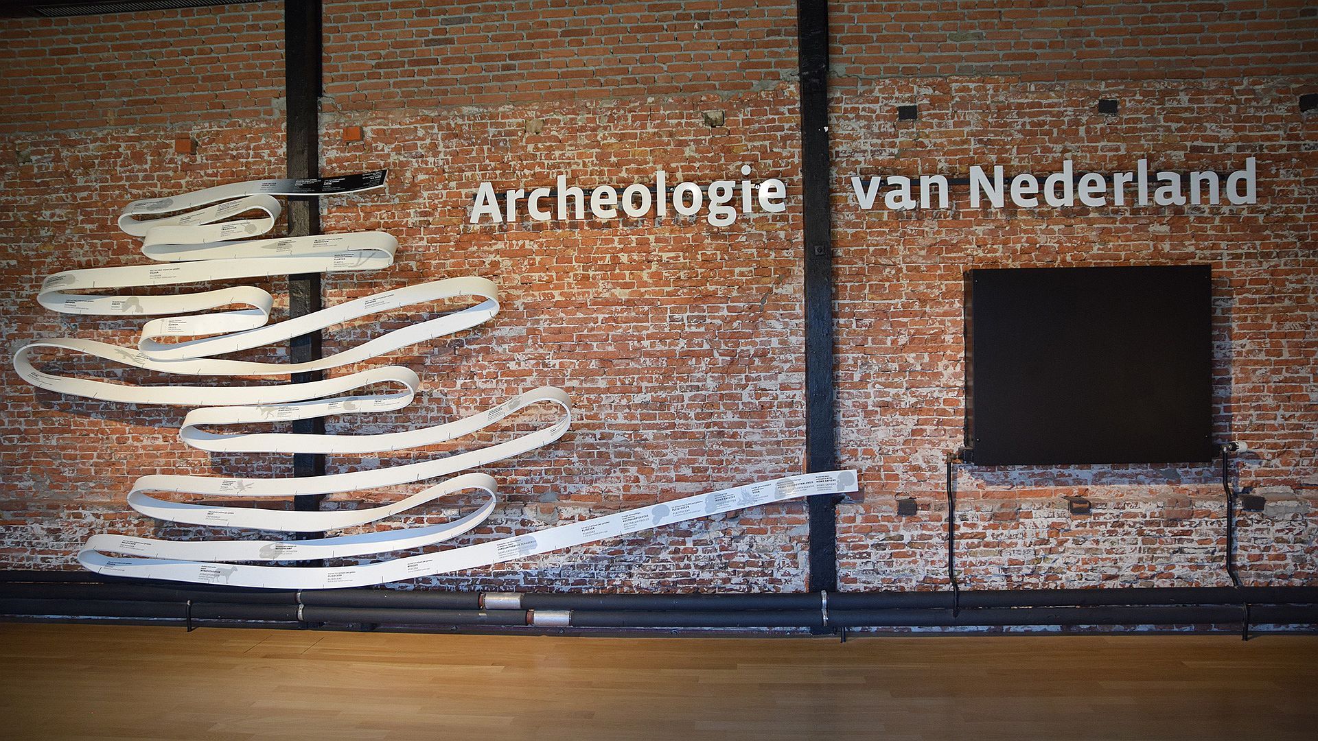 Een groot tijdlint doorkruist de zalen van Archeologie van Nederland