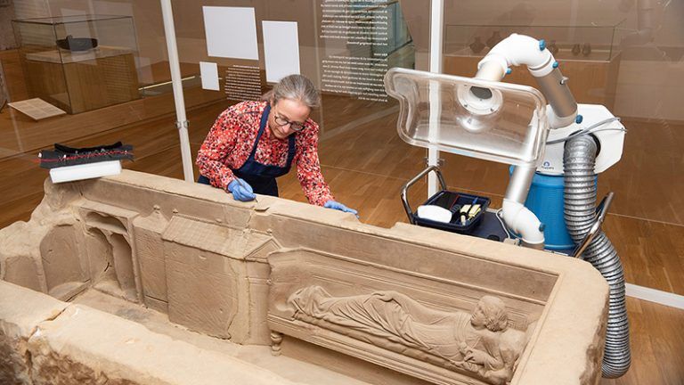 Live-restauratie sarcofaag van Simpelveld logboek