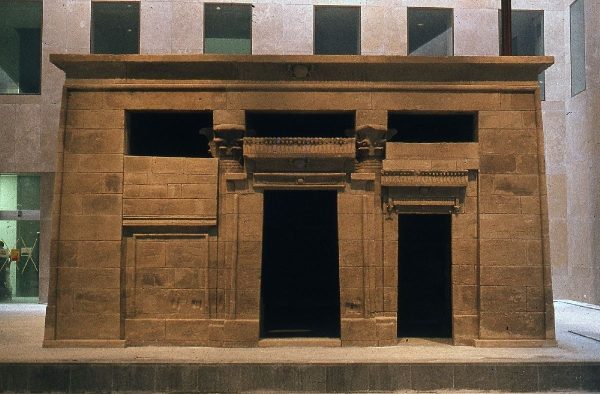 De voorkant van de zandstenen tempel van Taffeh in het RMO.