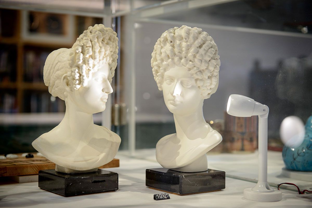 Museumwinkel beeldjes Romeinse dames